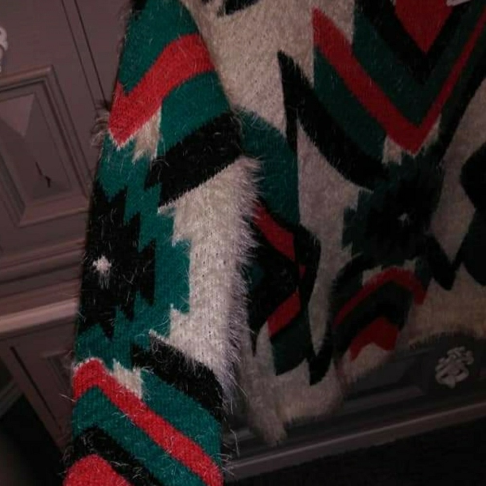 Soft Small Sweater geometric design - Picture 2 of 3